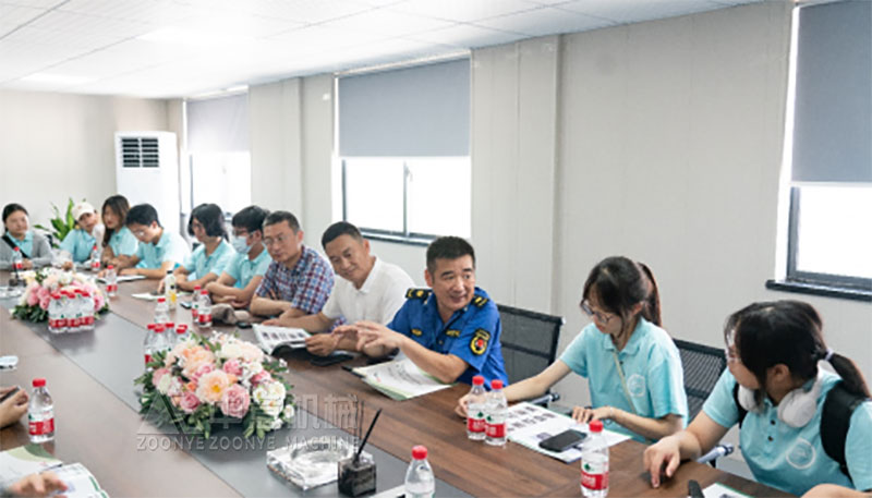 温州大学生与垃圾处置中心工作人员研讨 温州大学生与垃圾处置中心工作人员研讨