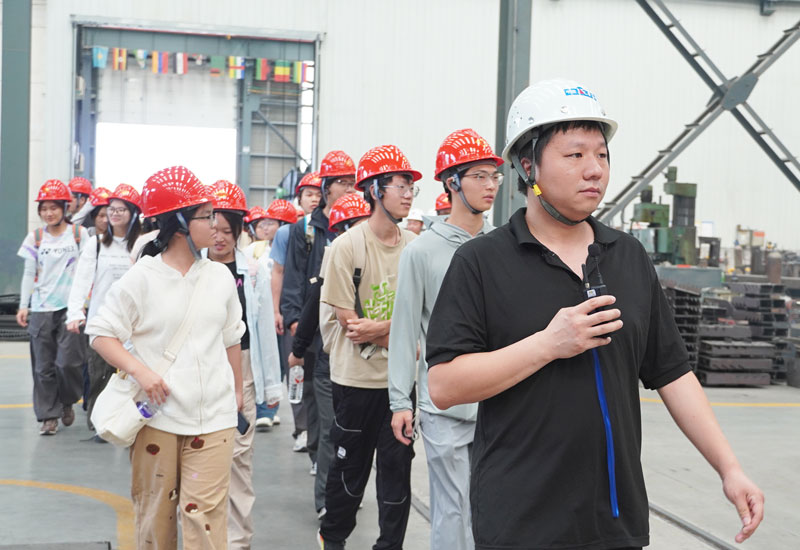 技术工程师带领大家参观车间